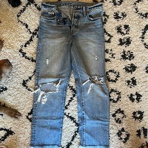 Light wash Levi’s distressed denim!